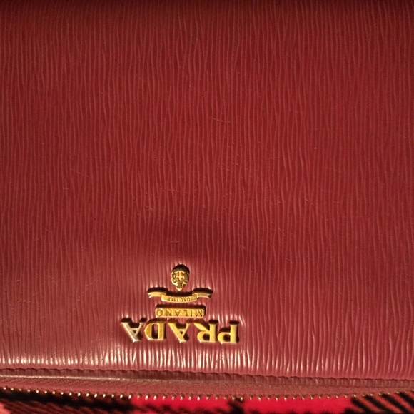 Beautiful Red Prada Wallet - Picture 7 of 7
